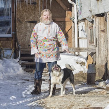 Güzel bir boyalı tişörtlü bir köpekle oynamayı Slav adam