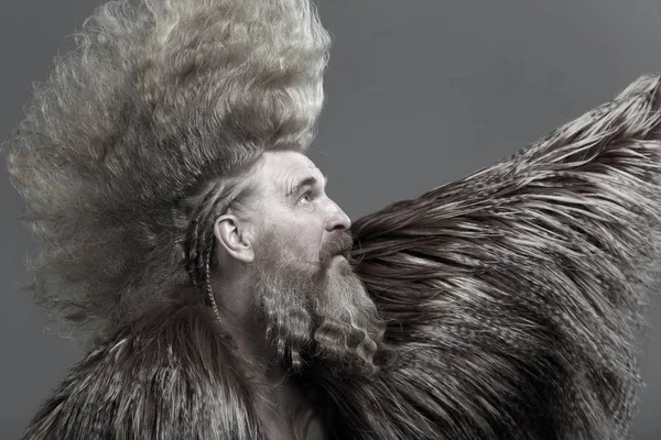 Portrait Rapproché Homme Adulte Charismatique Avec Une Barbe Grand Mohawk — Photo