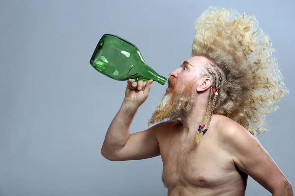 Retrato Primer Plano Hombre Adulto Carismático Con Barba Mohawk Alto —  Fotos de Stock