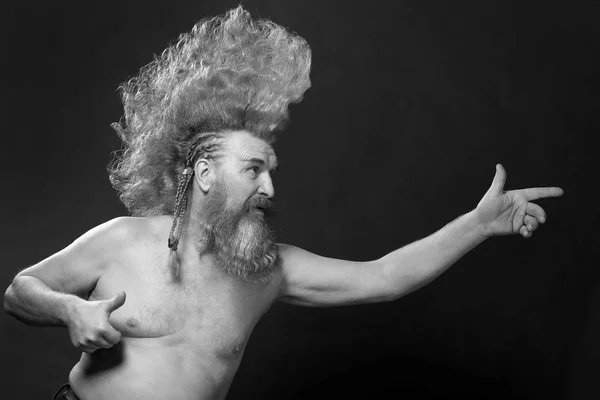 Retrato Primer Plano Hombre Adulto Carismático Con Barba Mohawk Alto —  Fotos de Stock