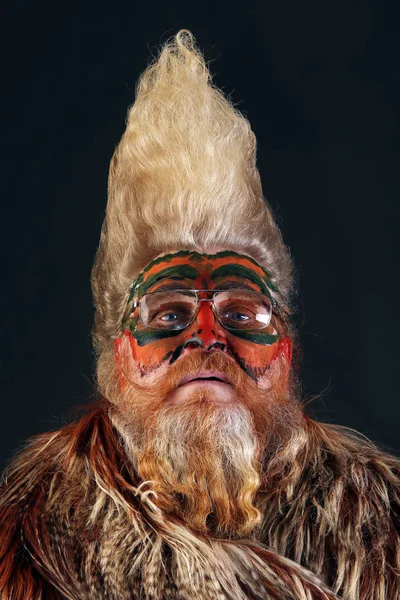 Primo Piano Ritratto Uomo Adulto Carismatico Con Barba Alto Mohawk — Foto Stock
