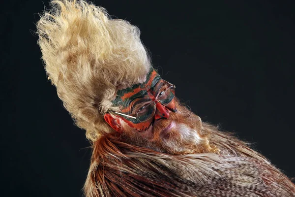 Detailní Portrét Charismatického Dospělého Muže Vousem Vysoké Mohawk Ateliéru Tmavém — Stock fotografie