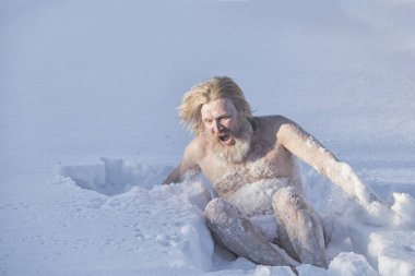 Karda çıplak sakallı bir adam portresi