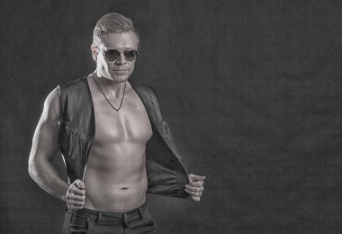 Yakışıklı genç seksi kaslı çıplak gövde deri ceket, siyah ve beyaz ile