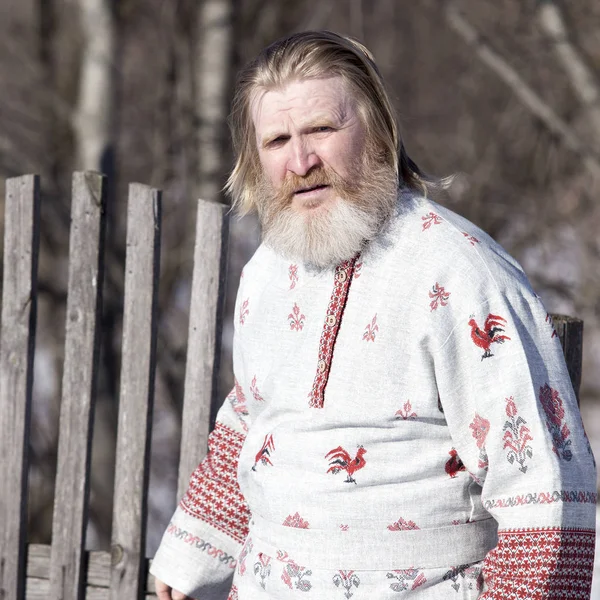 Slawische Mann Einem Schönen National Bemalten Hemd Einem Frühlingstag Auf — Stockfoto