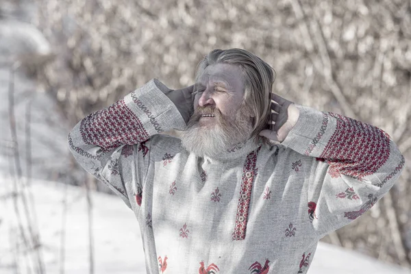 Slav Tişörtlü Adam Bir Güzel Ulusal Boyalı Bir Bahar Gününde — Stok fotoğraf