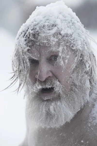 Бородатый Человек После Купания Снегу — стоковое фото