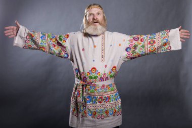 Bir güzel Ulusal boyalı tişörtlü Slav adam