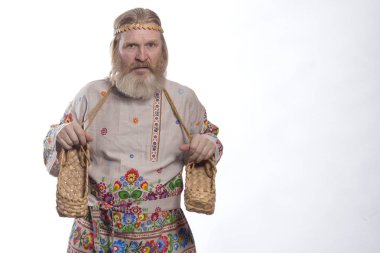 Bir güzel Ulusal boyalı tişörtlü Slav adam