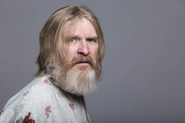 Slav sakallı adam bir güzel boyalı gömlek ve bir birchbark şapka