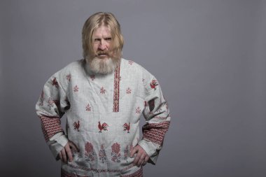 Bir güzel Ulusal boyalı tişörtlü Slav adam