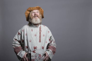Slav sakallı adam bir güzel boyalı gömlek ve bir birchbark şapka