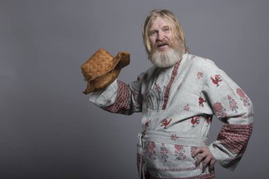 Slav sakallı adam bir güzel boyalı gömlek ve bir birchbark şapka
