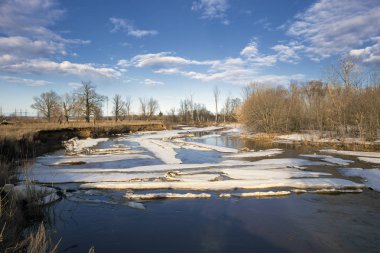 Fiyasko, nehir, orman ve bulutların üzerinde mavi bir gökyüzü, bahar yatay