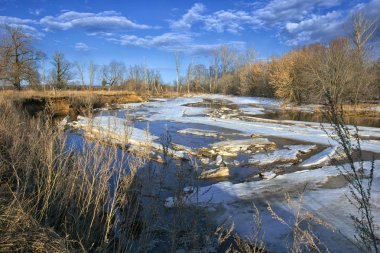 Fiyasko, nehir, orman ve bulutların üzerinde mavi bir gökyüzü, bahar yatay