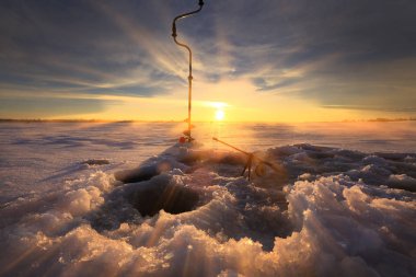 Kış manzarası gün batımında nehrin kenarındaki kuyulara yakın olta ve sondaj kuyuları