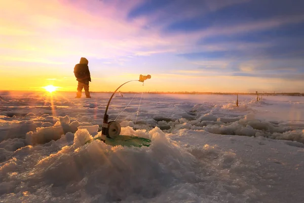 Зимові Ландшафтні Рибалки Льоду Річки Заході Сонця — стокове фото