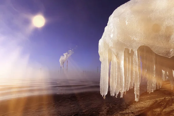 Nehrin Kayalık Kıyılarında Kar Buz Buz Sarkıtları Alçak Açılı Manzara — Stok fotoğraf