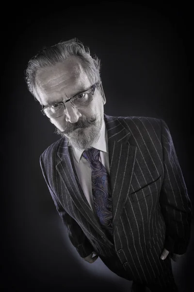 Portret Zbliżenie Dorosłego Mężczyzny Wąsy Brodę Noszenie Okularów Business Studio — Zdjęcie stockowe