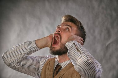 sakallı, güzel karizmatik genç adam portresi closeup çığlıklar ağız açık