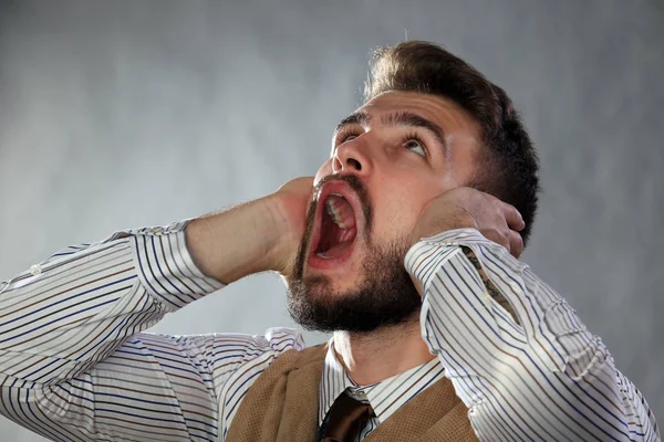 sakallı, güzel karizmatik genç adam portresi closeup çığlıklar ağız açık