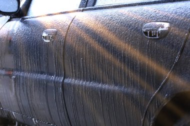 Güneş ayaz gecenin buz kaplı araba parçası portre