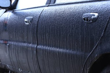 Güneş ayaz gecenin buz kaplı araba parçası portre