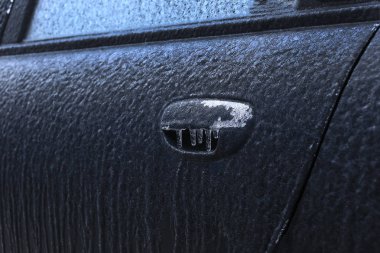 Güneş ayaz gecenin buz kaplı araba parçası portre