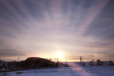 Sunrise karla kaplı alan ve ağaçlar üzerinde kış manzarası