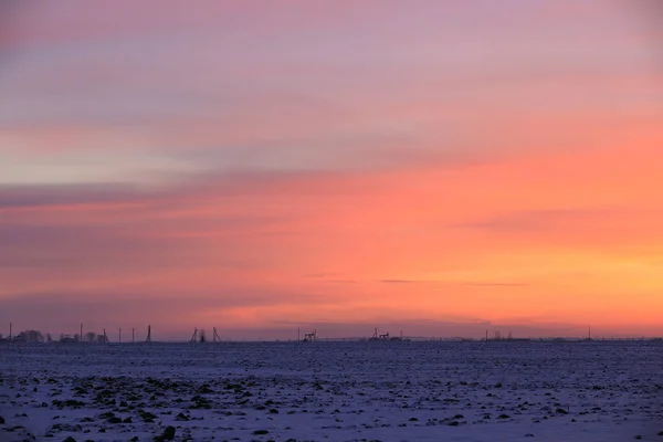 Bir Alanın Üzerinde Gökyüzü Günbatımı Kış Manzara Kırmızı — Stok fotoğraf