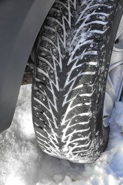 güzel desen kar ile çivili closeup araba lastikleri