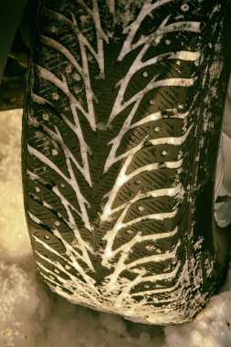 güzel desen kar ile çivili closeup araba lastikleri