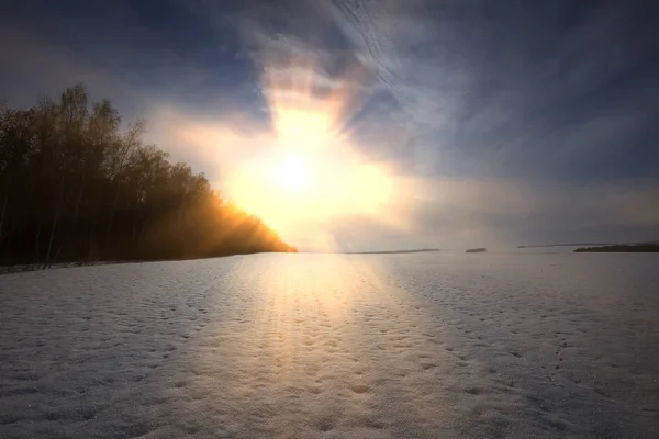 Inverno Paisagem Campos Cobertos Neve Árvores Estradas Raios Sol — Fotografia de Stock