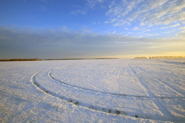 Kış Manzara Karla Kaplı Alanlar Günbatımı Güneş Işınları Yollar — Stok fotoğraf