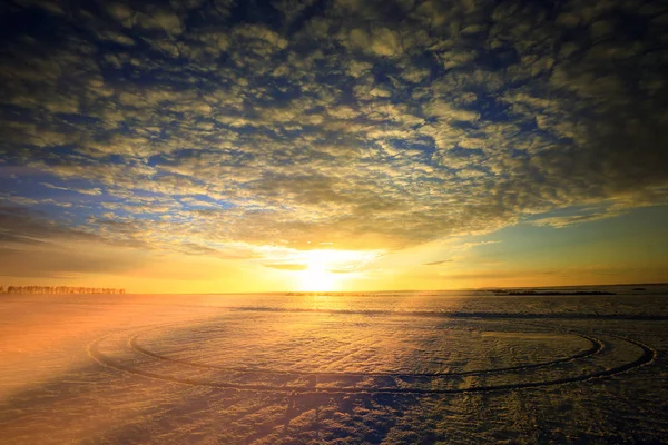 冬日景观白雪覆盖的田野和道路在阳光下的日落 — 图库照片