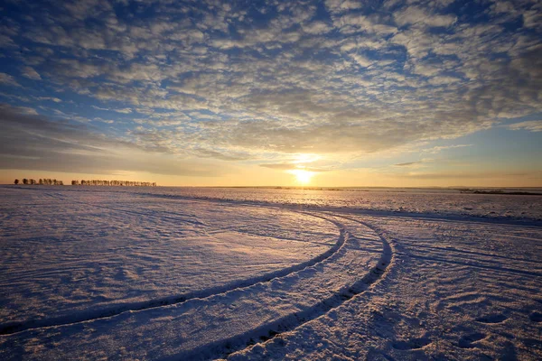 Inverno Paisagem Campos Cobertos Neve Estradas Raios Luz Solar Pôr — Fotografia de Stock