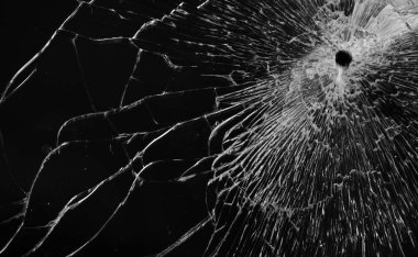 kırık cam radyal ile makro doku arka plan siyah bir arka plan üzerinde çatlaklar 