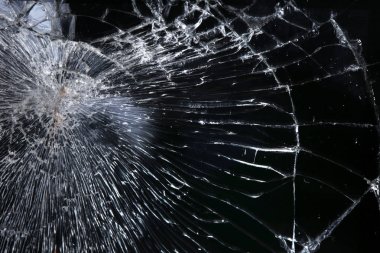 kırık cam radyal ile makro doku arka plan siyah bir arka plan üzerinde çatlaklar 