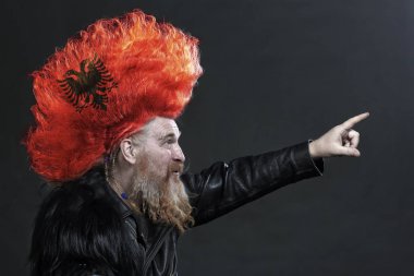 portre sakal ve karanlık bir arka plan üzerinde stüdyoda yüksek mohawk karizmatik bir yetişkin adam portresi 