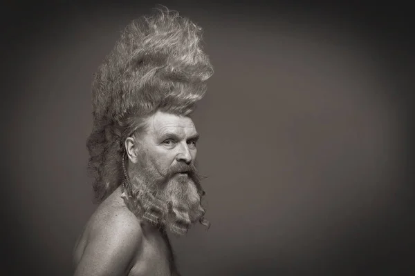 Портрет Харизматичного Взрослого Мужчины Бородой Высоким Ирокезом Студии Тёмном Фоне — стоковое фото