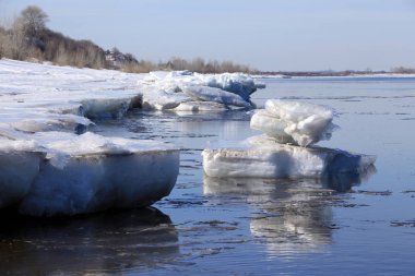 yakın çekim büyük buz kütleleri mavi gökyüzüne karşı nehrinde güneşli bir günde erken ilkbaharda manzara. 