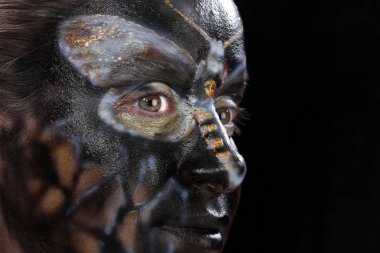 yakın çekim vücut sanatı - kelebek Totenkopf kızın yüzündeki siyah bir arka plan stüdyo 