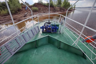 Yaz aylarında nehir güvertede parçası portre