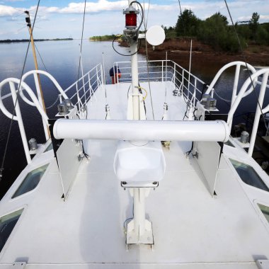 Yaz aylarında nehir güvertede parçası portre