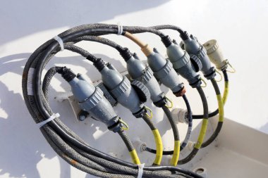 Elektrik kablosunun bir yatta makro kaplinler