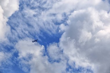 arka plan mavi gökyüzü ve beyaz bulutlar güneşli bir düzlemde