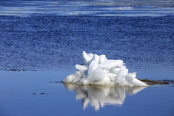 早春の晴れた日に青空川のクローズ アップの大きな流氷の風景します — ストック写真