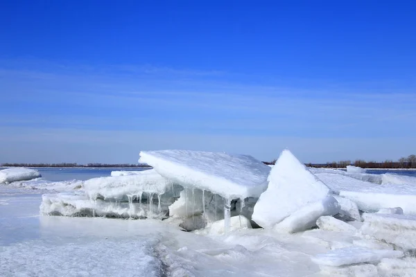 Yakın Çekim Büyük Buz Kütleleri Mavi Gökyüzüne Karşı Nehrinde Güneşli — Stok fotoğraf