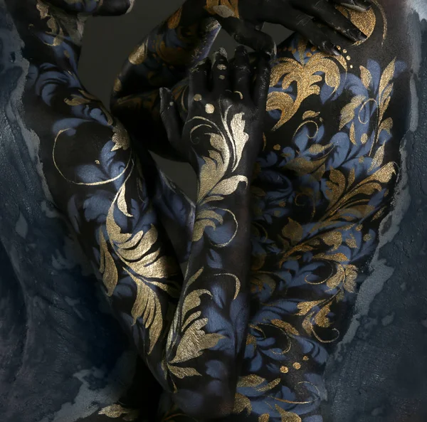 裸的身体片段的一个年轻女孩与身体画在 Khokhloma 中使用喷枪和粘土的人体艺术的艺术风格 — 图库照片