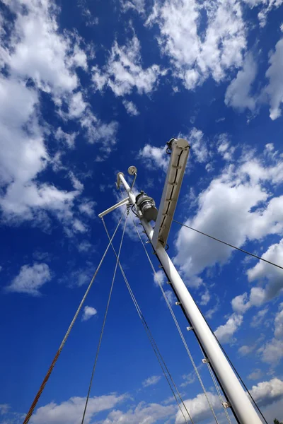 Nahaufnahme Weißer Yachtmast Vor Blauem Himmel — Stockfoto